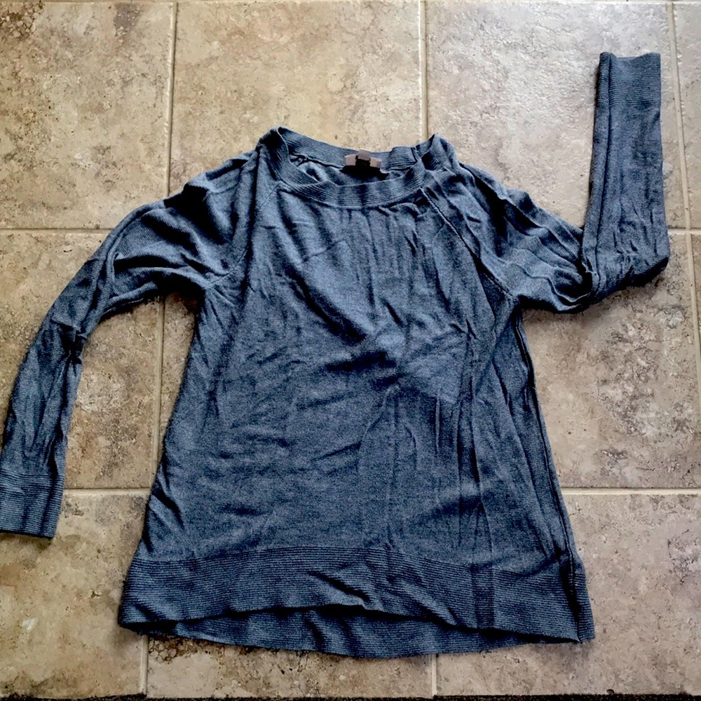 Lightweight sweater, forgiving in the tummy area, feels like fine waffle knit